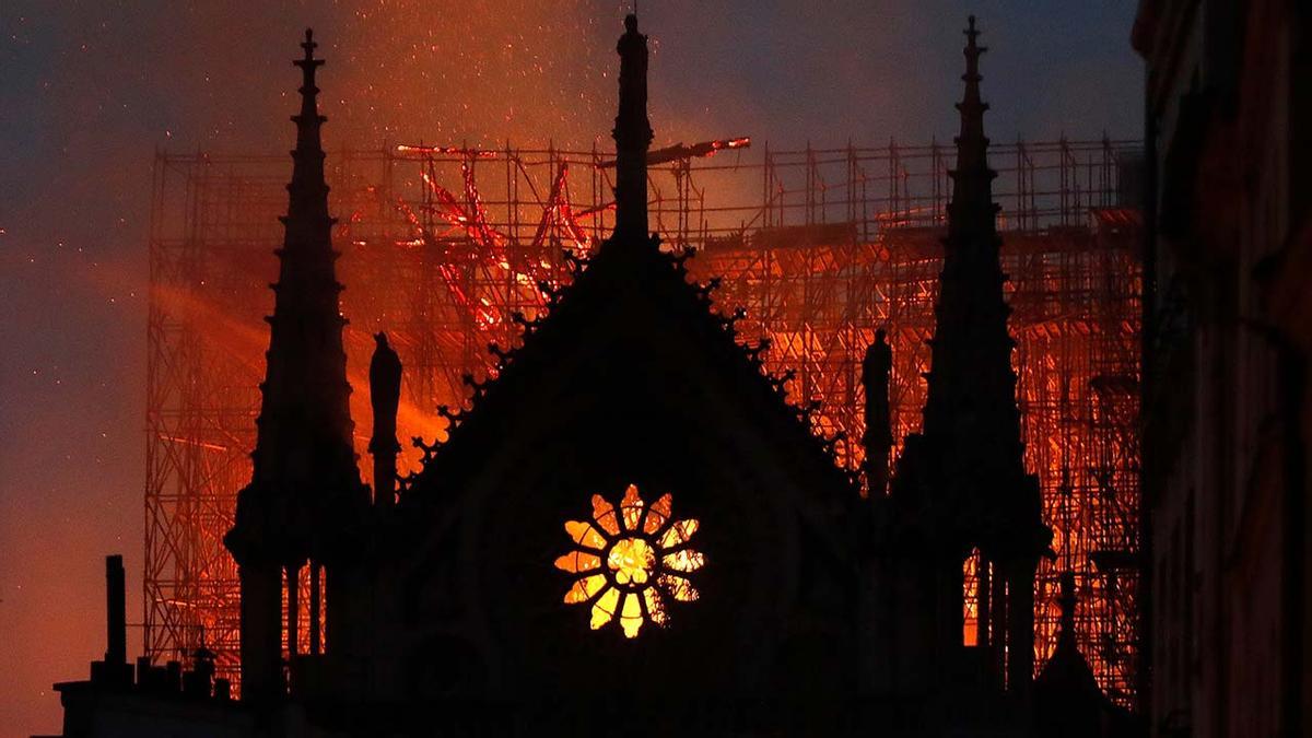 Un año sin Notre Dame: Macron promete reconstruir la catedral en 5 años a pesar del COVID-19