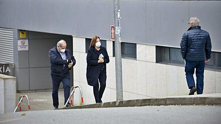 Varias personas con mascarillas en los accesos del Hospital Universitario de A Coruña.