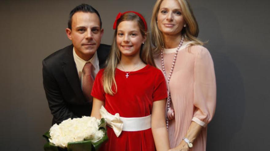 Carla posa con sus padres David y Amparo tras ser elegida fallera mayor infantil 2013.