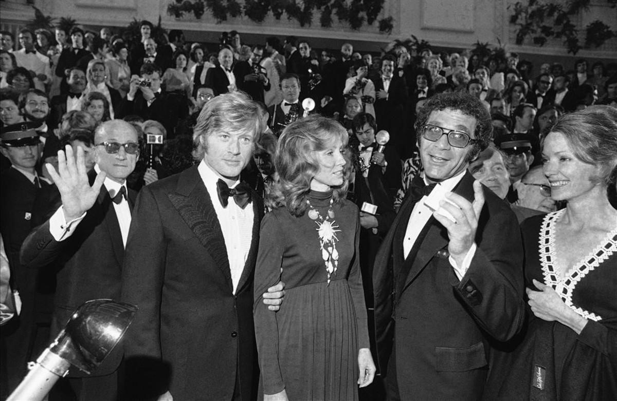 7 de mayo de 1972.El actor Robert Redford con su esposa Lola y el  director Sydney Pollack con su esposa Claire Griswold,  llegan al Palacio del Festival para la presentación de la película estadounidense Jeremiah Johnson en Cannes, Francia. 