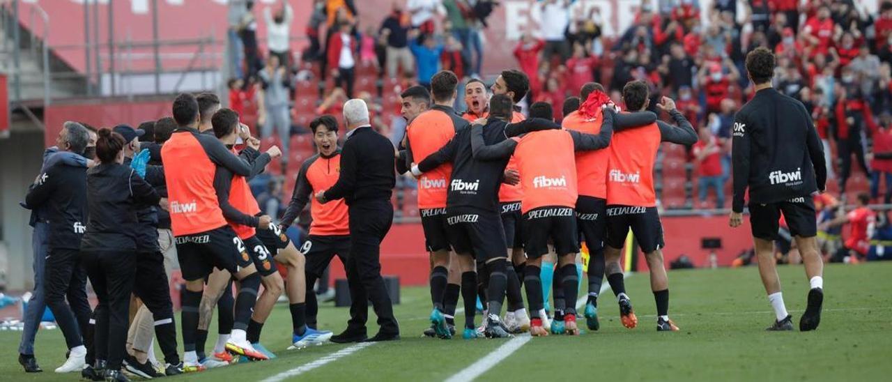 El banquillo del Mallorca celebra el gol de Muriqi ante el Alavés en la última jornada de Liga.