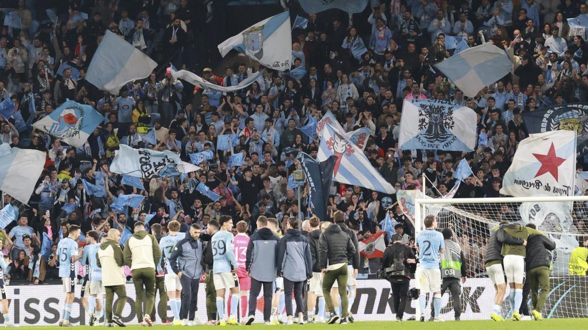 Ritual festivo delante de Marcador. | JOSÉ LORES