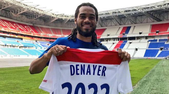Denayer posa con la camiseta del Olympique de Lyon en su presentación | EFE