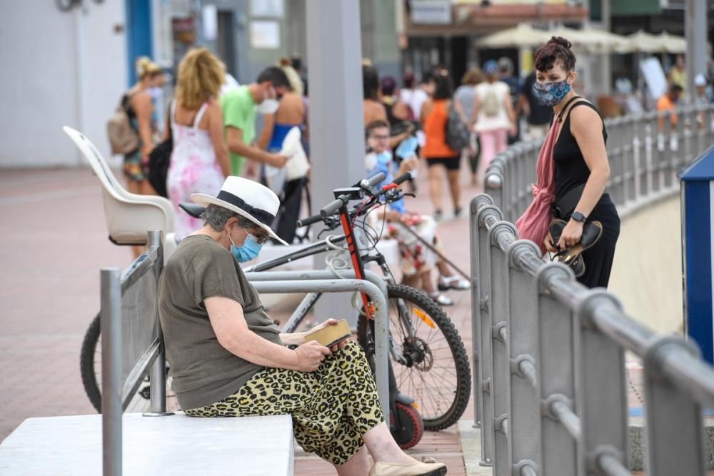 Las mascarillas invaden Las Canteras