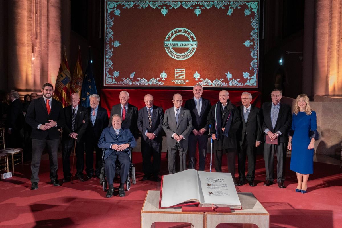 Foto de familia con los premiados con el galardón Gabriel Cisneros.