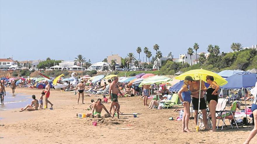 Alcossebre pondrá señales para evitar reservas en la playa