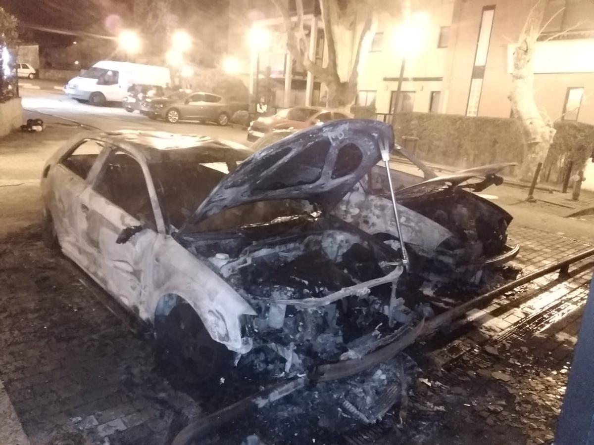 Dos vehículos calcinados por las llamas de madrugada en Santa Cristina (Oleiros).