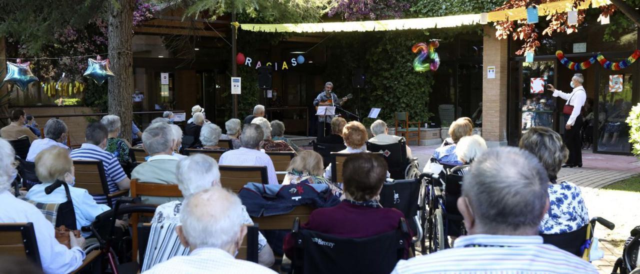 Celebración del Día de los Abuelos en la residencia Las Buganvillas | ANDREEA VORNICU