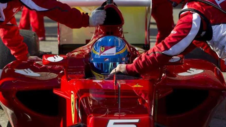 El español Fernando Alonso, a los mandos de su Ferrari durante la jornada de ayer. / efe / julio muñoz