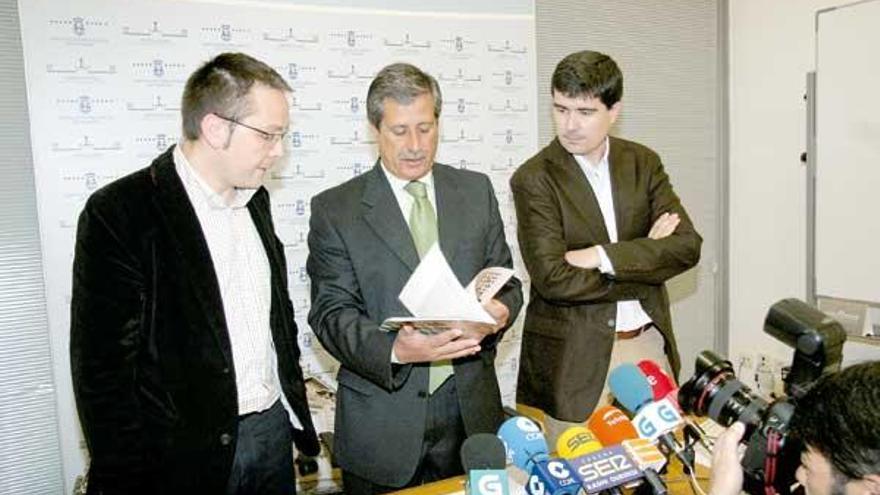 Jesús Pérez, Miguel Pérez de Juan y Francisco Lorenzo, ayer antes de la presentación de los datos.