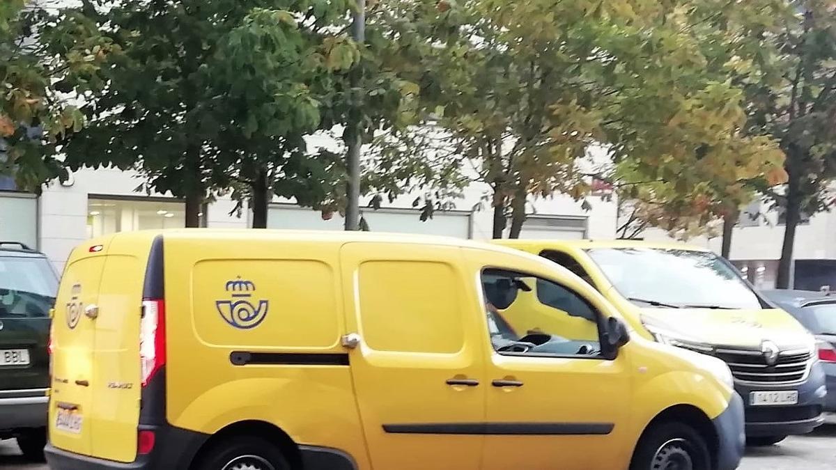 Una furgoneta de reparto de Correos