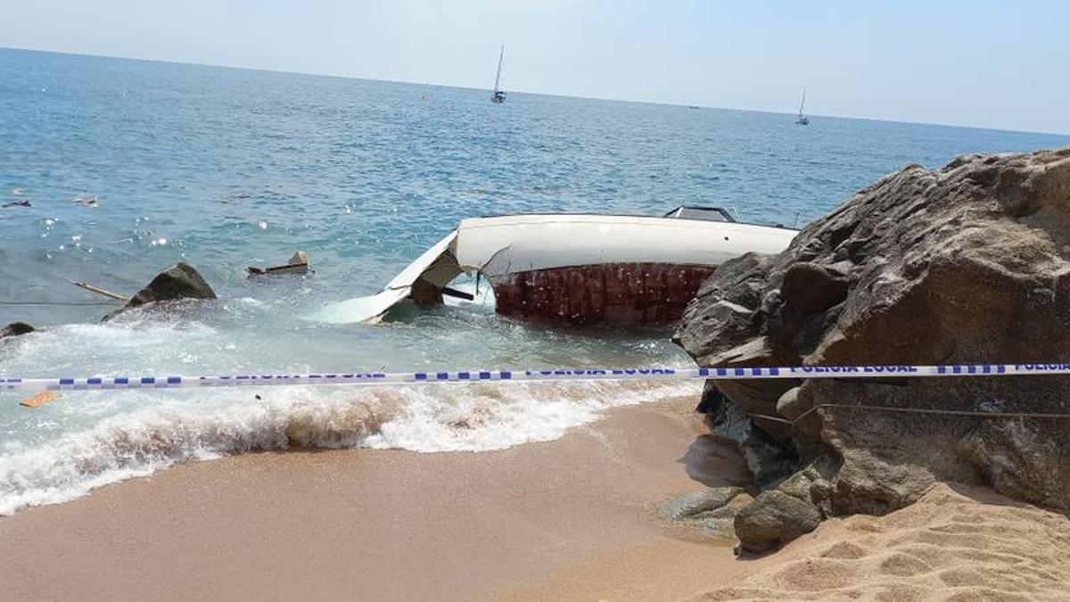 Un velero que zarpó de Badalona sufre un accidente y embarranca en la playa de Sant Pol de Mar