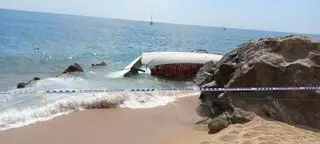 Un velero que había zarpado de Badalona sufre un accidente y embarranca en la playa de Sant Pol de Mar