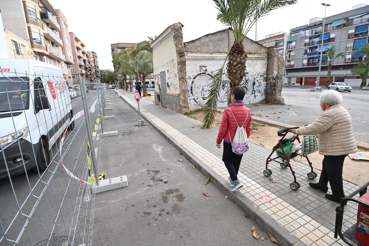 Con el vallado se daba por iniciada la obra del centro sociocultural de Carrús en Elche