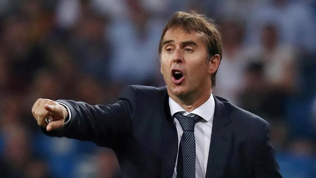 Julen Lopetegui, dando instrucciones en el banquillo blanco.