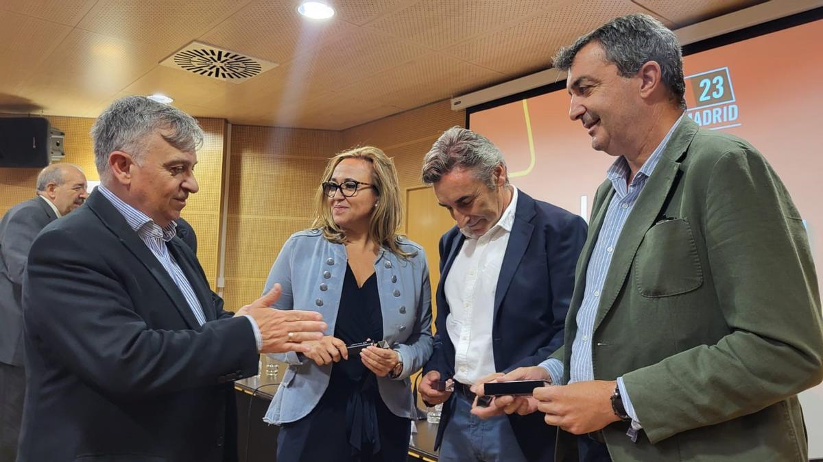 Mayte Pérez, junto a Fernando Escartín y Javier Guillén en la presentación de la etapa.