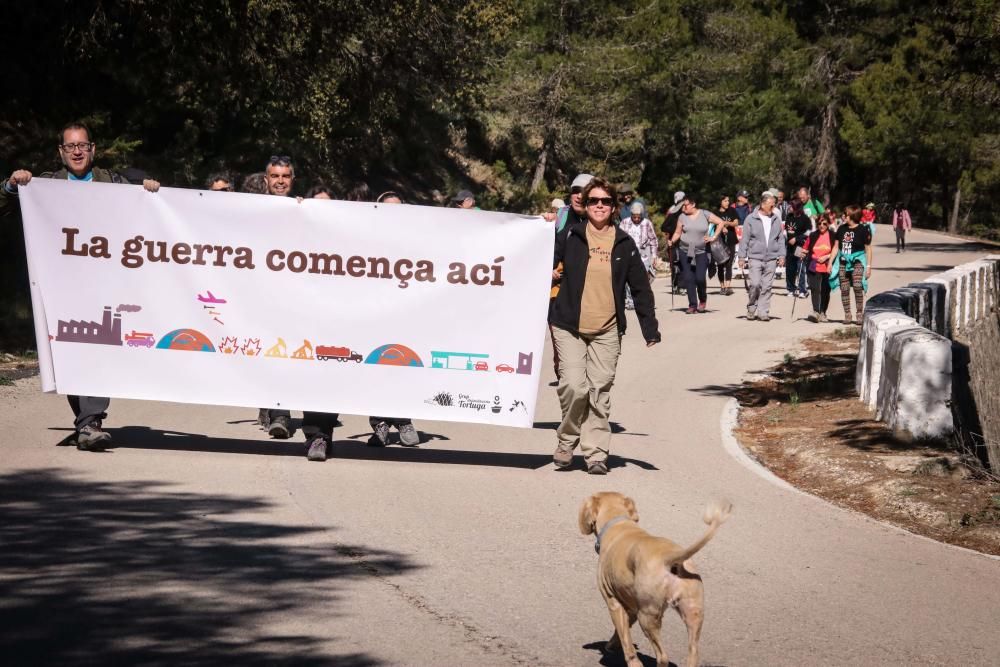 Marcha antimilitarista en la Sierra de Aitana