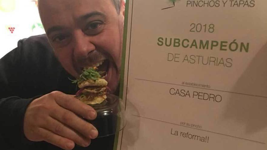 Cristián de Diego con el segundo mejor pincho de Asturias.