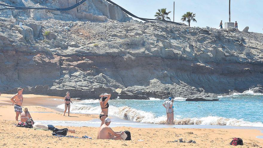 Costas localiza una tubería enterrada que vierte salmuera en  la playa de Tauro