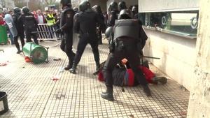 Cargas policiales en Don Benito (Badajoz) con motivo de la manifestación convocada por las organizaciones agrarias, este miércoles