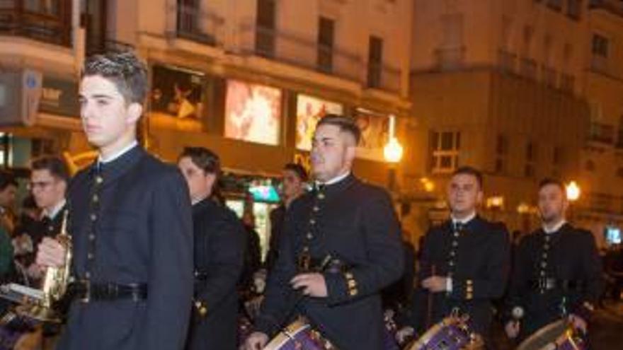 Algunas de las bandas de las cofradías ilicitanas de Semana Santa salieron ayer a la calle y ofrecieron un espectáculo musical en el Gran Teatro.