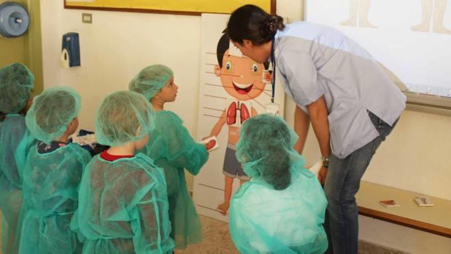 Un instante del taller realizado por el Hospital del Vinalopó con niños del colegio Ramón Llull.