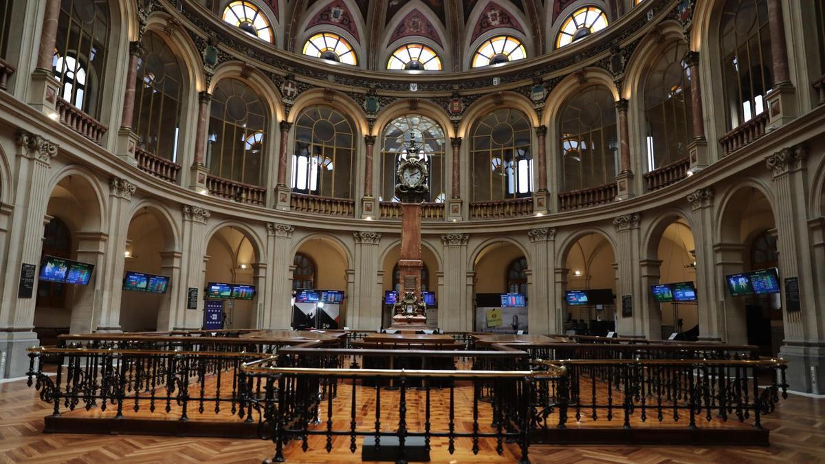 Archivo - Una de las instalaciones del Palacio de la Bolsa de Madrid con paneles del IBEX.