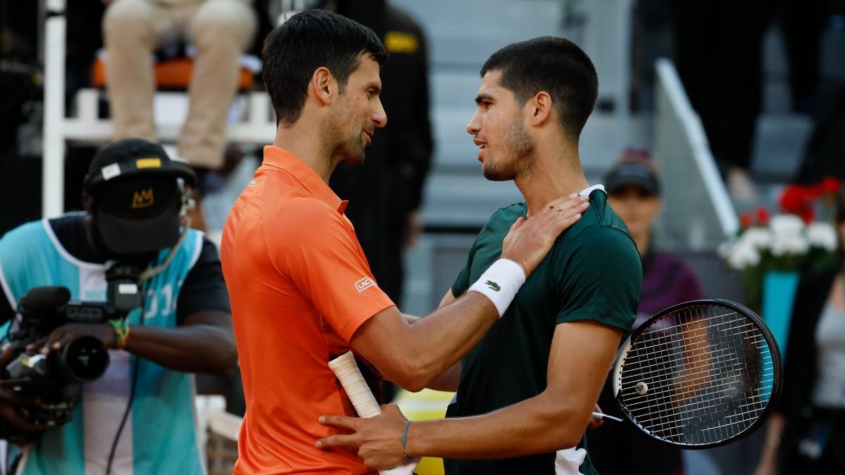 Carlos Alcaraz se saluda con Novak Djokovic tras la semifinal del Mutua Madrid Open en 2022