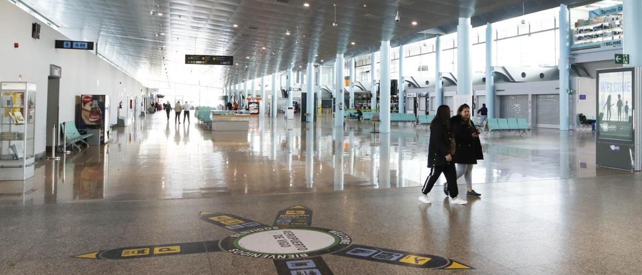 Terminal del aeropuerto de Vigo prácticamente vacía durante la crisis del coronavirus. // Alba Villar