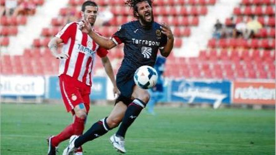 Chus Herrero fa caure el davanter del Nàstic Marcos Jiménez de la Espada al partit de la setmana passada.