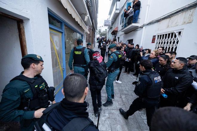 Mira aquí las imágenes de cómo decenas de vecinos echan a los okupas de Sant Antoni