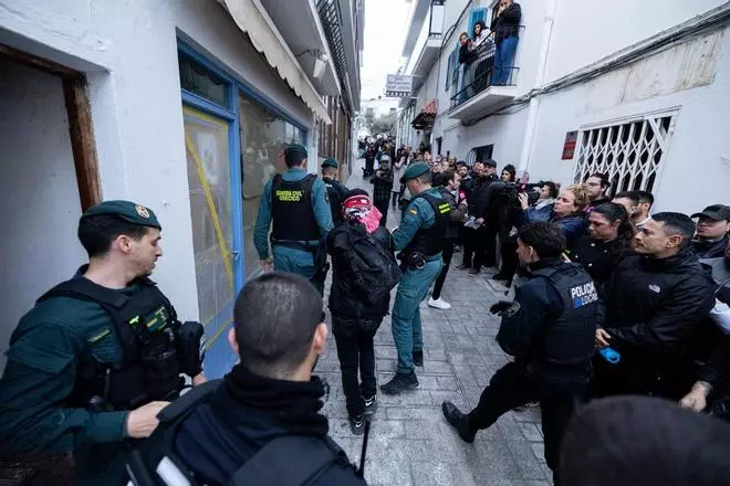 Mira aquí las imágenes de cómo decenas de vecinos echan a los okupas de Sant Antoni