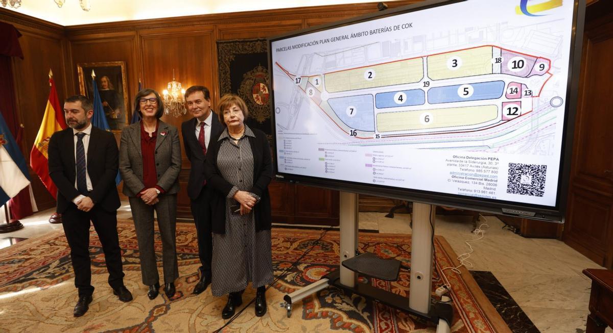 Francisco Blanco, en la última presentación pública sobre los planes de Sepides para Baterías, acompañado del edil Manuel Campa; la entonces consejera de Transición Ecológica, Nieves Roqueñí, y la alcaldesa, Mariví Monteserín.  | L. MURIAS