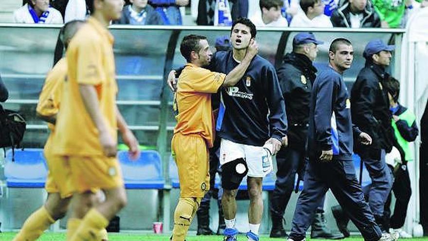 El asturiano Casquero se abraza a Iván Ania al final del partido.