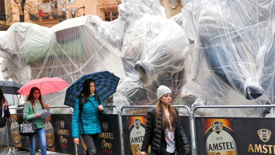 Fallas en València protegidas con plásticos.