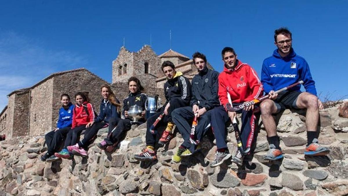 Los equipos catalanes posan con las Copas