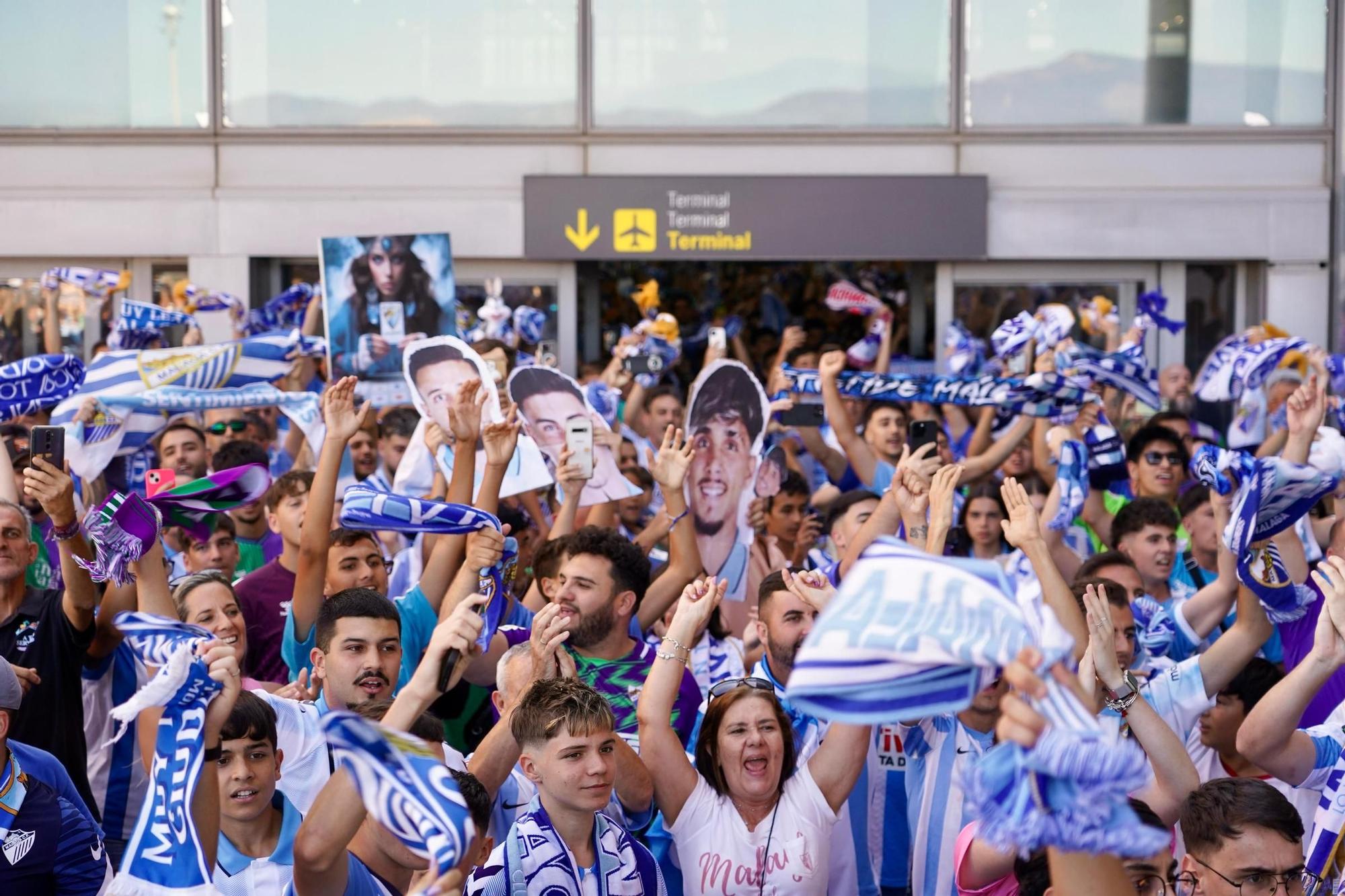 La afición del Málaga CF toma el aeropuerto para despedir al equipo