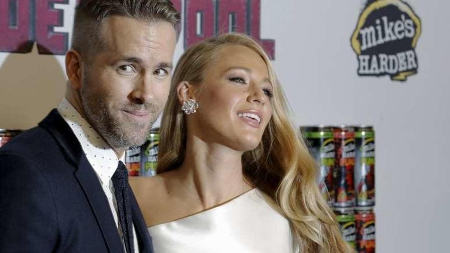 Reynolds y su esposa, Blake Lively, en el estreno del filme.