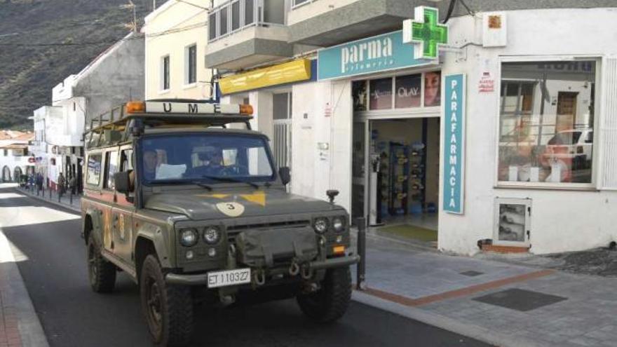 Un vehículo de la Unidad Militar de Emergencias, ayer, en una calle de Frontera, en El Hierro. / gelmert finol / efe