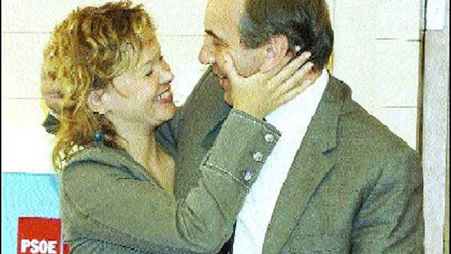 Leire Pajín saluda efusivamente a José Antonio Alonso.