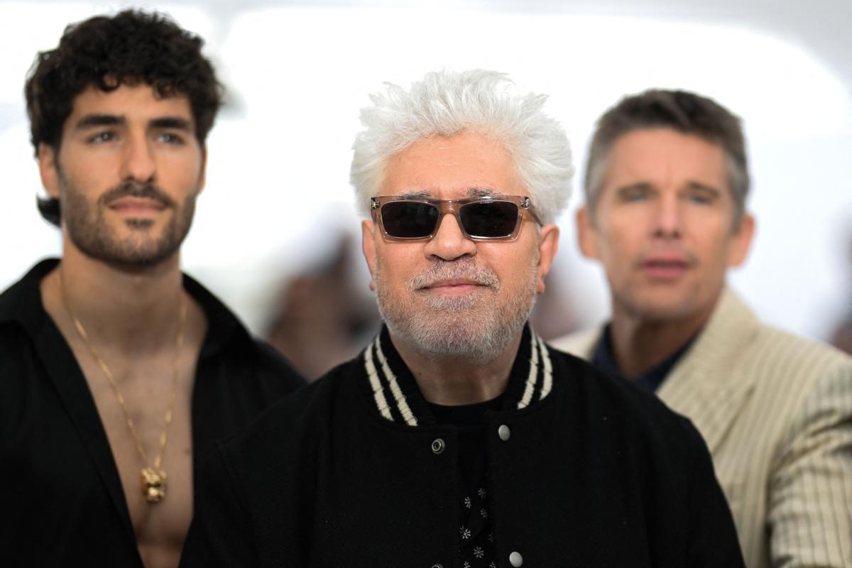 Pedro Almodóvar aterriza en Cannes. El cineasta estrena en Cannes el mediometraje ‘Extraña forma de vida’, con Ethan Hawke y Pedro Pascal, un wéstern protagonizado por dos gais que subvierte el género