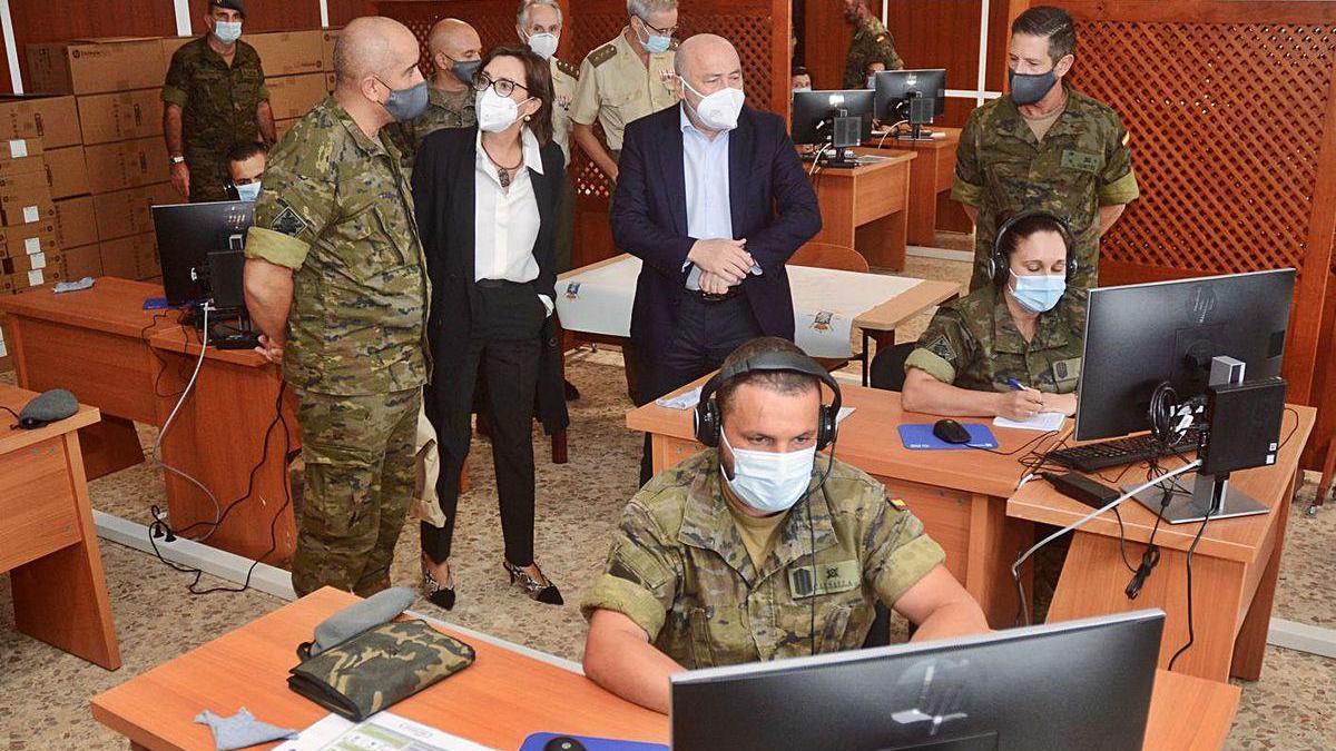 El delegado del Gobierno en Galicia, Javier Losada, ayer en la base de la Brilat.