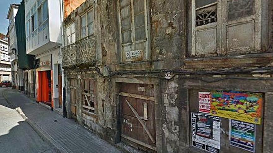 Uno de los edificios en ruinas que sale a subasta, en la calle Ribera.