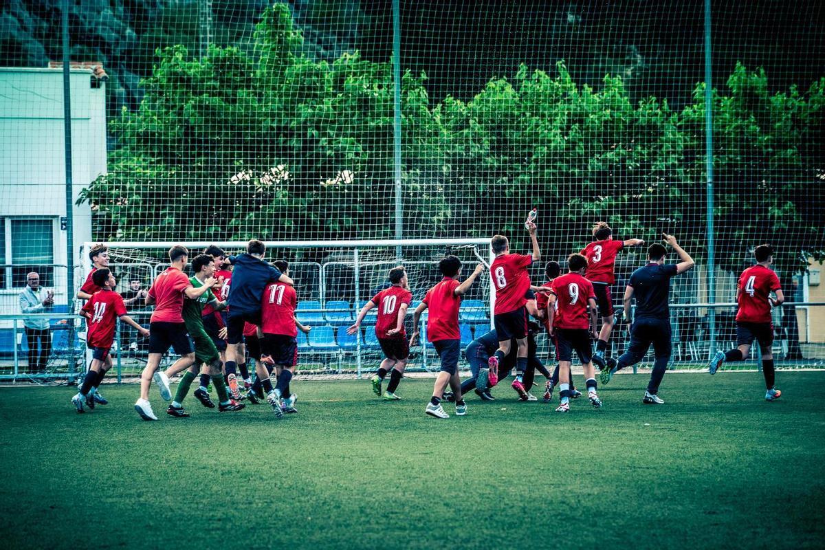 Los infantiles de la UE Tavernes de la Valldigna festejan el ascenso como campeones de liga