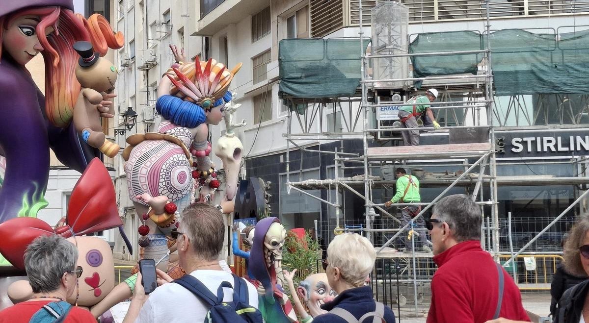 El contraste: turistas en las Fallas y trabajadores en el andamio