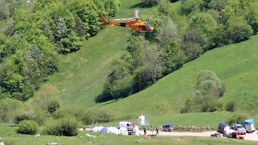 El helicóptero de Heliworks inicia el despegue con un fardo desde la majada de Pandébano.