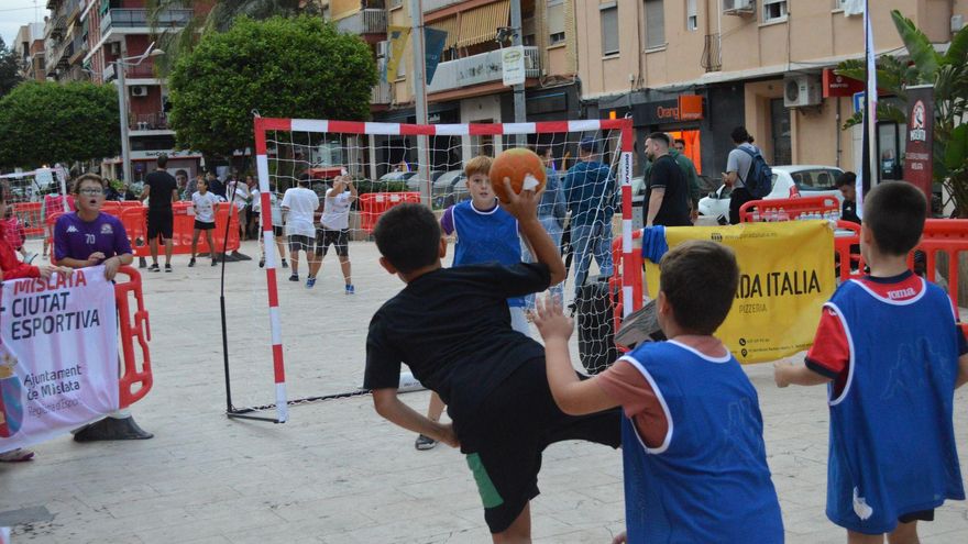 Más de 350 niños y niñas disfrutaron del balonmano al aire libre