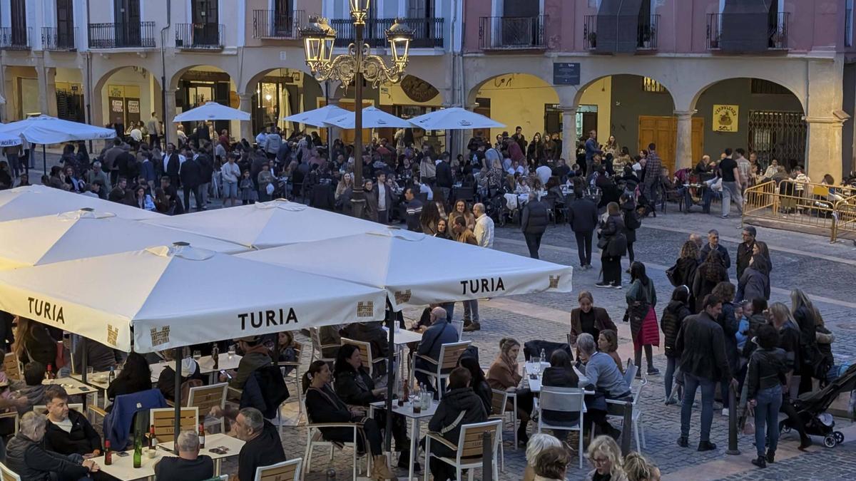 Grupos disfrutando del «tardeo» en la zona del Mercat de Xàtiva, en una imagen de archivo.