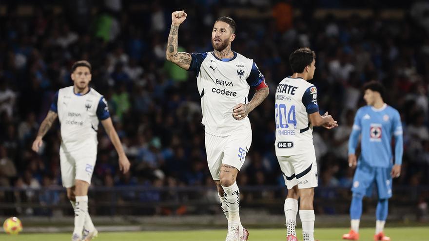 ¿A quién crees que estaría llamando Sergio Ramos? La celebración del defensa con su segundo gol con el Rayados que sorprendió a todos...