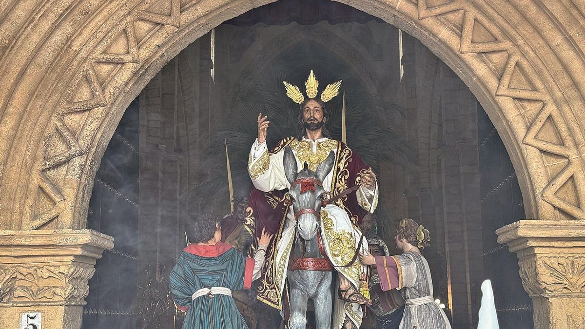 Entrada triunfal. La popular Borriquita, enmarcada en la puerta de la parroquia de San Lorenzo, en el inicio de la Semana Santa.